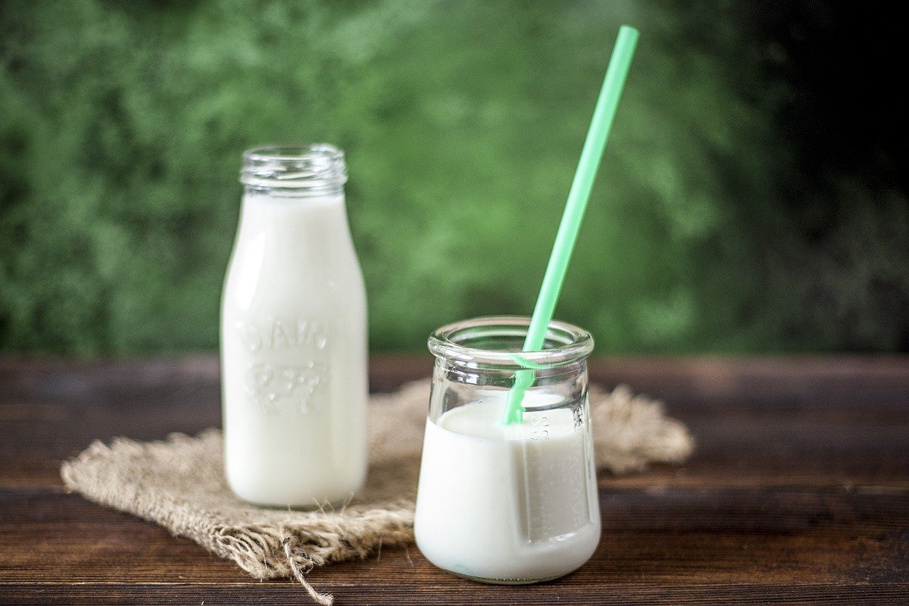bouteille et verre de lait